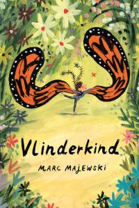 Kleurrijke cover met kind met oranje-zwarte vlindervleugels op een bosachtige achtergrond met bloemetjes (geel, groen)