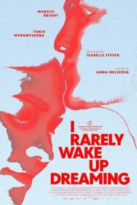 filmposter I RARELY WAKE UP DREAMING met de rode contouren van 2 gezichten tegen een lichtblauwe achtergrond. Titel en credits zijn eveneens rood.